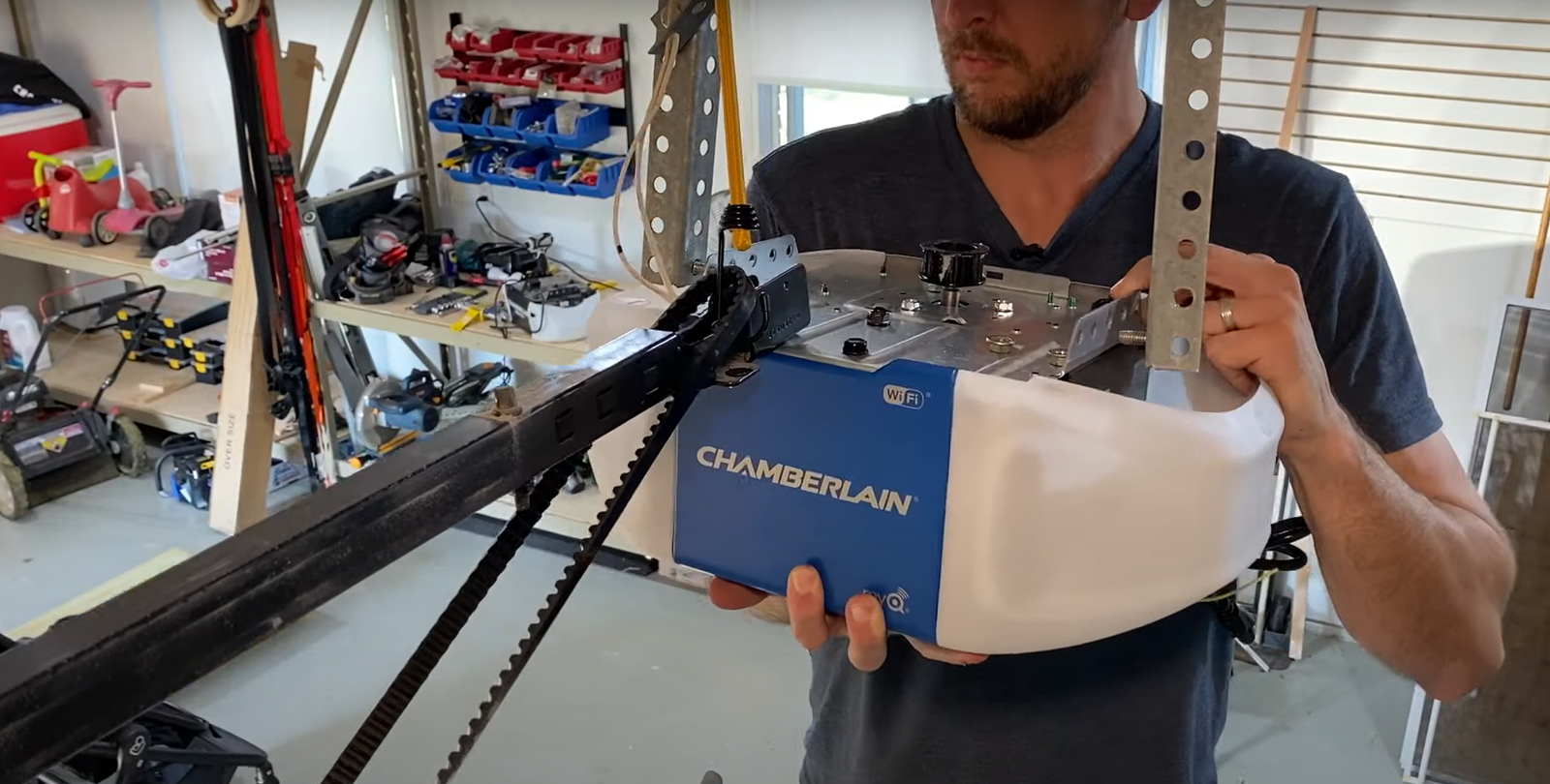 Garage door opener repair expert technician in Reynoldsburg, OH.